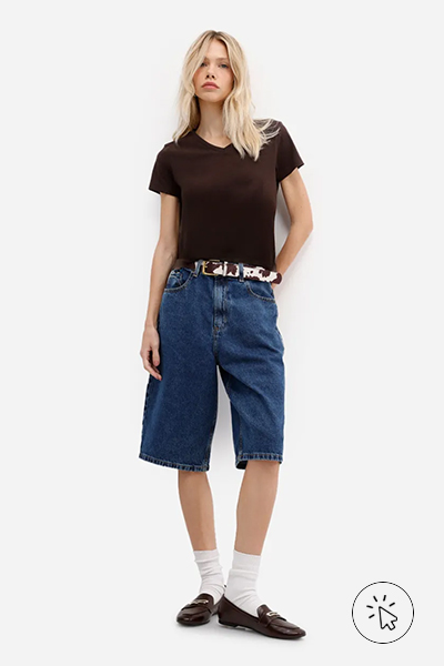 Modelo veste camiseta feminina flamê de algodão básica manga curta decote V marrom - look marrom - roupa marrom combina com que cor