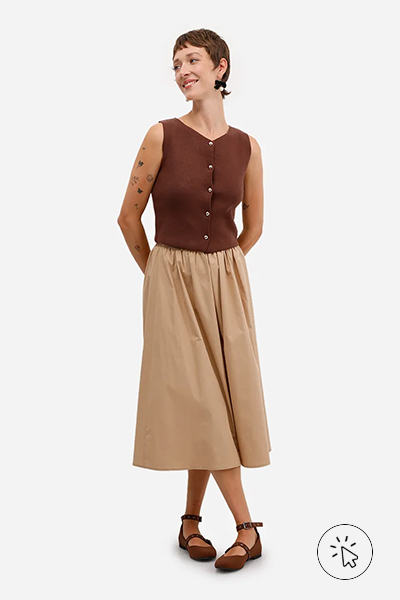 Modelo veste colete feminino de tricô com botões marrom - look marrom - roupa marrom combina com que cor