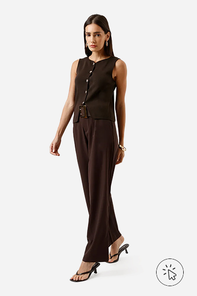 Modelo veste colete feminino de tricô com recorte marrom - look marrom - look monocromático marrom - roupa marrom combina com que cor