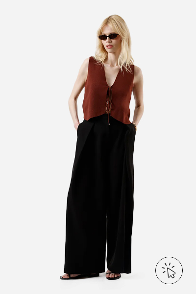 Modelo veste colete feminino de tricô com viscose e amarração marrom caramelo - look marrom - roupa marrom combina com que cor
