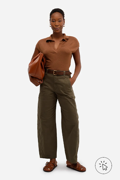 Modelo veste polo feminina de tricô manga curta marrom - look marrom - roupa marrom combina com que cor