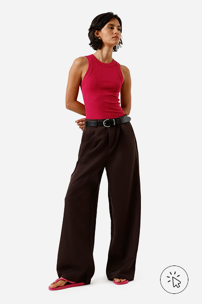 Modelo veste regata básica feminina de algodão canelada rosa fucsia e calça ampla marrom - look marrom - roupa marrom combina com que cor