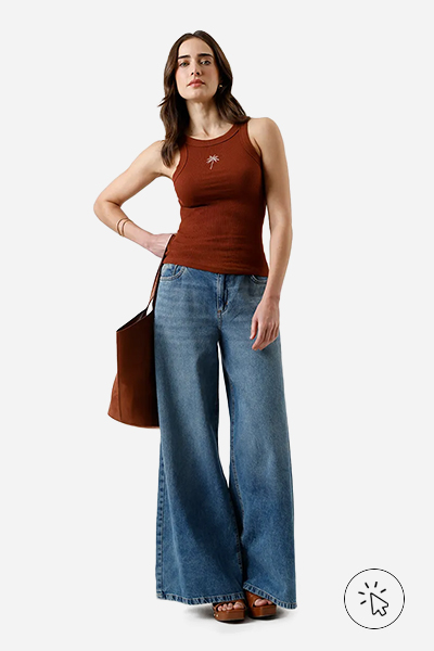 Modelo veste regata feminina de algodão com bordado canelada marrom - look marrom - roupa marrom combina com que cor