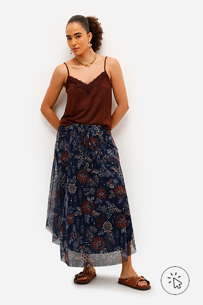 Modelo veste saia mídi feminina de tule floral azul e blusa alças finas marrom - look marrom - roupa marrom combina com que cor
