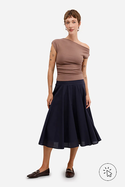 Modelo veste saia mídi feminina godê de algodão azul marinho - look marrom - roupa marrom combina com que cor