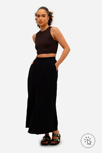 Modelo veste top cropped feminino halterneck de poliamida marrom - look marrom - roupa marrom combina com que cor