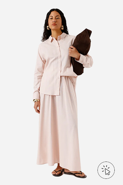 Modelo veste camisa feminina com linho manga longa rosa claro
