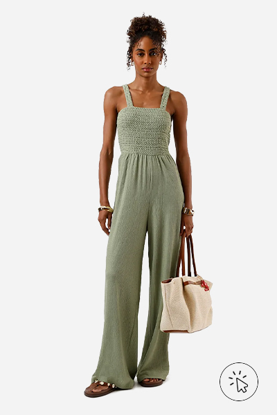 Modelo veste macacão wide leg feminino texturizado com lástex verde mate