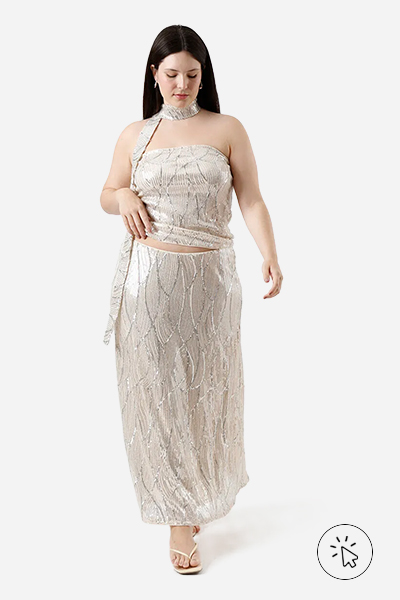 Modelo veste saia longa feminina de paetê Mindset plus size