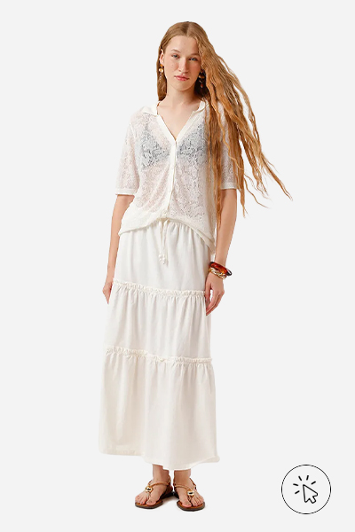 Modelo veste saia mídi feminina de sarja com recortes off-white