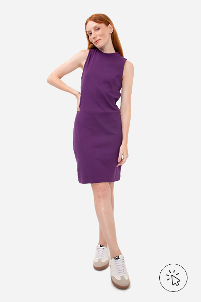 Modelo veste vestido curto de algodão canelado roxo