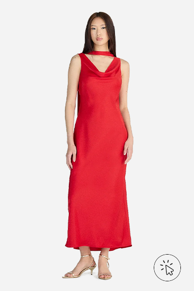 Modelo veste vestido longo feminino acetinado decote degade vermelho