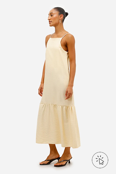 Modelo veste vestido mídi feminino de viscose com recorte texturizado amarelo claro