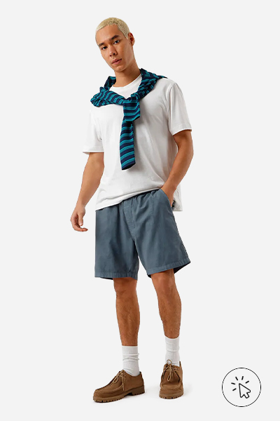 Modelo veste bermuda de sarja cós com elástico azul  - roupas para o ano novo - cores de roupa para o ano novo