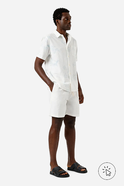 Modelo veste bermuda jogger masculina de sarja off-white  - roupas para o ano novo - cores de roupa para o ano novo