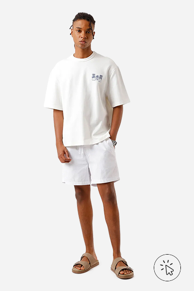 Modelo veste bermuda reta masculina de sarja com elástico branca  - roupas para o ano novo - cores de roupa para o ano novo