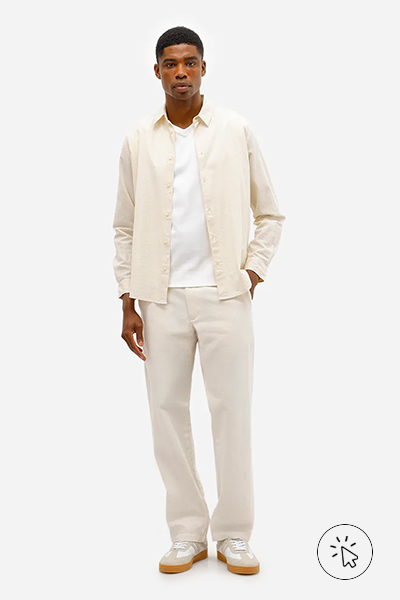 Modelo veste calça masculina de alfaiataria com linho off-white  - roupas para o ano novo - cores de roupa para o ano novo
