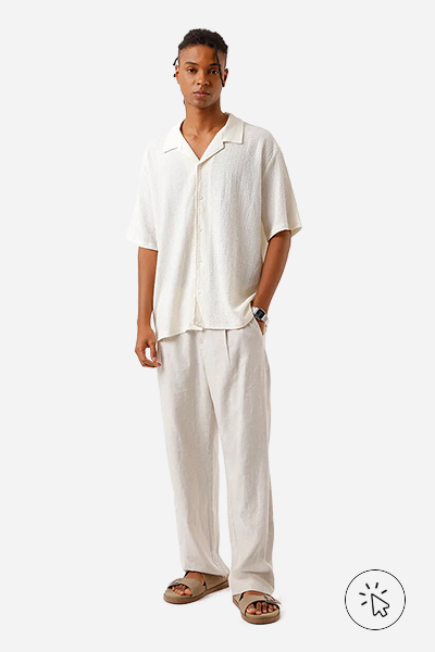Modelo veste camisa masculina manga curta texturizada off-white  - roupas para o ano novo - cores de roupa para o ano novo