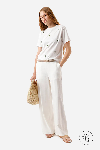 Modelo veste camiseta feminina de algodão bordada off-white  - roupas para o ano novo - cores de roupa para o ano novo