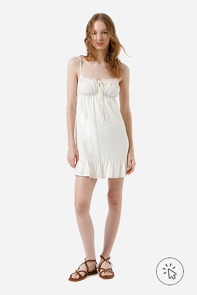 Modelo veste vestido curto alças finas feminino com viscose e renda off-white  - roupas para o ano novo - cores de roupa para o ano novo