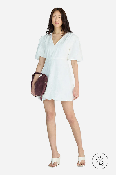 Modelo veste vestido curto balonê feminino manga bufante bordado floral branco  - roupas para o ano novo - cores de roupa para o ano novo