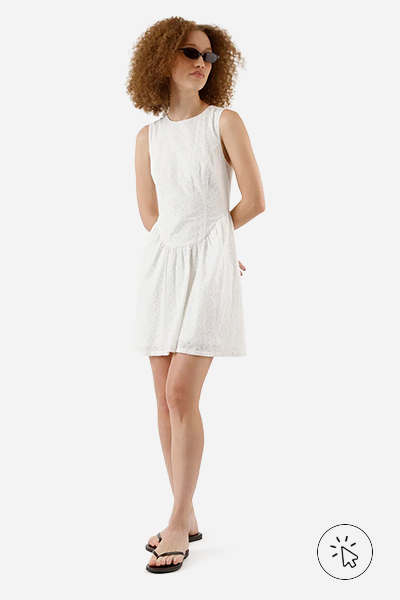 Modelo veste vestido curto feminino em algodão sem manga off-white  - roupas para o ano novo - cores de roupa para o ano novo