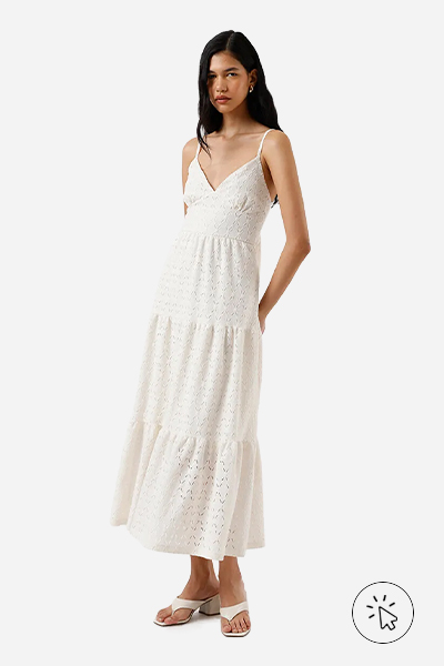 Modelo veste vestido longo feminino de laise com amarração floral off-white  - roupas para o ano novo - cores de roupa para o ano novo