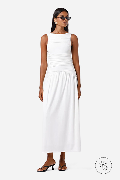Modelo veste vestido mídi feminino franzido Mindset off-white  - roupas para o ano novo - cores de roupa para o ano novo