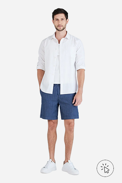 Modelo veste bermuda jogger masculina jeans listrada azul - que cor de roupa usar no Natal - Roupas de Natal masculina