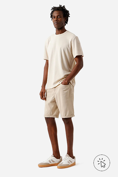 Modelo veste bermuda reta de sarja com barra dobrada bege - que cor de roupa usar no Natal - Roupas de Natal masculina