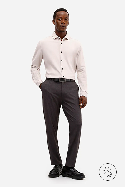 Modelo veste calça chino slim de alfaiataria masculina cós de elástico cinza mescla - que cor de roupa usar no Natal - Roupas de Natal masculina