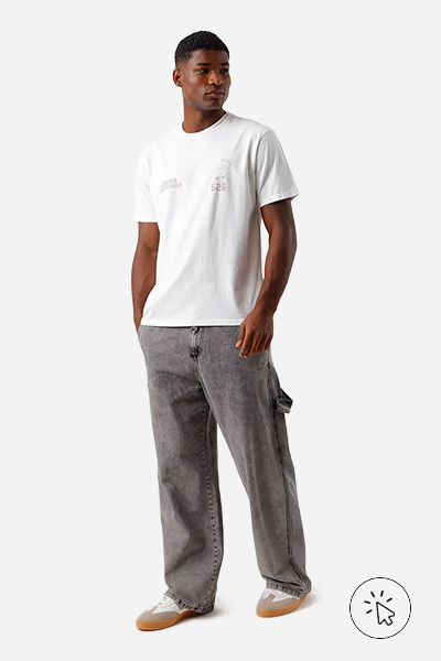 Modelo veste calça masculina jeans super baggy cinza - que cor de roupa usar no Natal - Roupas de Natal masculina