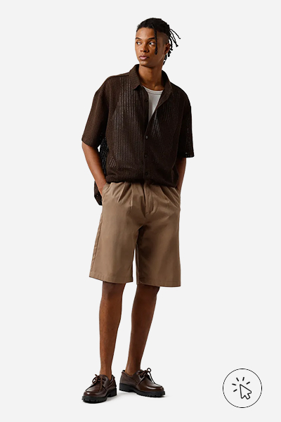 Modelo veste camisa box masculina de tricô texturizada marrom escuro - que cor de roupa usar no Natal - Roupas de Natal masculina