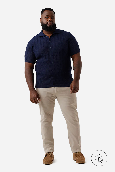 Modelo veste camisa masculina tricô plus size azul marinho - que cor de roupa usar no Natal - Roupas de Natal masculina