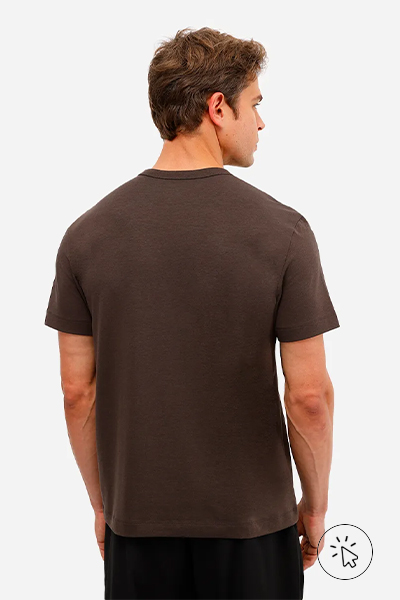 Modelo veste camiseta comfort masculina de algodão peruano e liocel marrom escuro - que cor de roupa usar no Natal - Roupas de Natal masculina