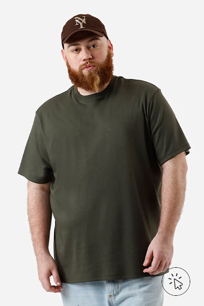 Modelo veste camiseta masculina de algodão peruano plus size verde militar - que cor de roupa usar no Natal - Roupas de Natal masculina