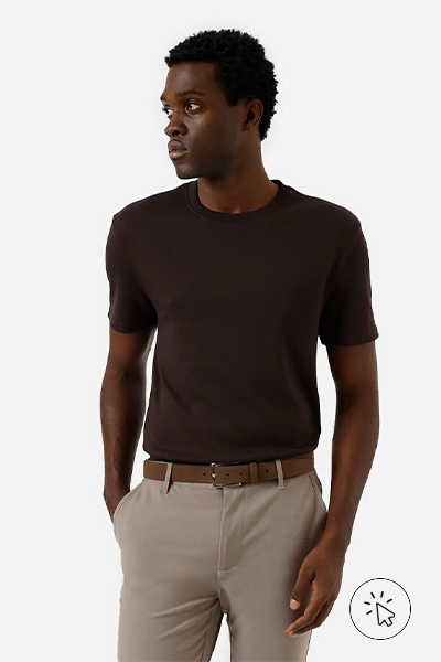 Modelo veste camiseta slim masculina de algodão peruano manga curta marrom - que cor de roupa usar no Natal - Roupas de Natal masculina