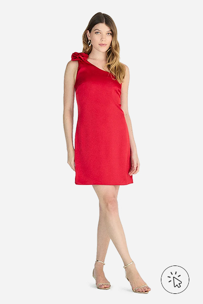Modelo veste vestido curto ombro único com flor vermelho - que cor de roupa usar no Natal - Roupas de Natal feminina