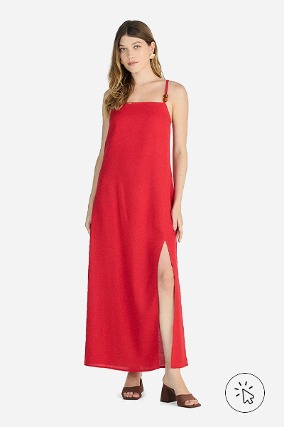 Modelo veste vestido longo alças finas feminino com linho e fenda vermelho - que cor de roupa usar no Natal - Roupas de Natal feminina
