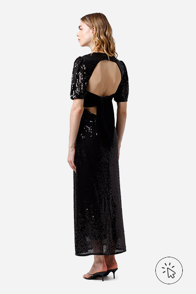 Modelo veste vestido mídi feminino de paetê com amarração Mindset preto - que cor de roupa usar no Natal - Roupas de Natal feminina