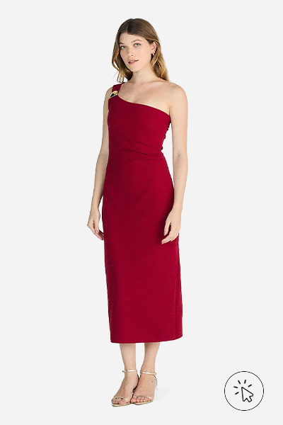 Modelo veste vestido mídi feminino ombro único franzido vermelho - que cor de roupa usar no Natal - Roupas de Natal feminina