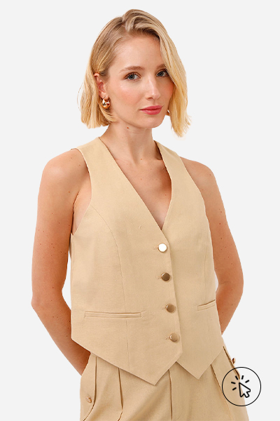 Modelo veste colete de alfaiataria com linho e botões bege - looks com saia balonê - como usar saia balonê curta - o que é balonê