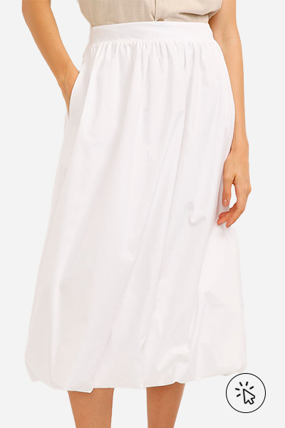 Modelo veste saia mídi balonê de algodão off-white - looks com saia balonê - como usar saia balonê curta - o que é balonê