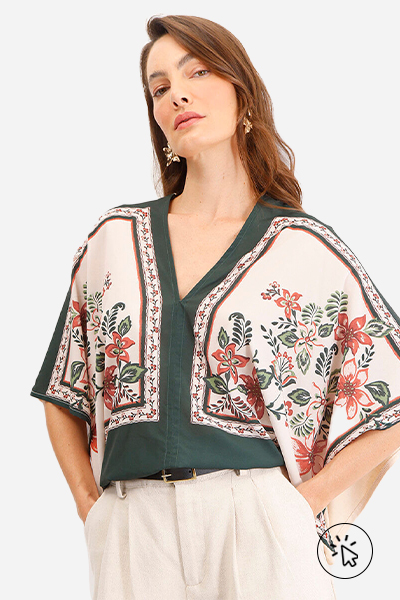 Modelo veste bata feminina decote V floral bege e verde escuro - looks com saia balonê - como usar saia balonê curta - o que é balonê