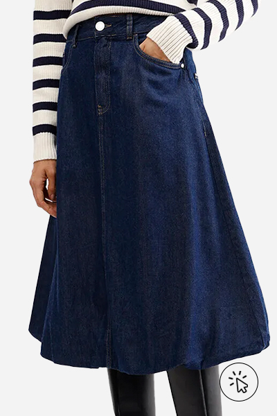 Modelo veste saia balonê feminina jeans cintura alta azul - looks com saia balonê - como usar saia balonê curta - o que é balonê