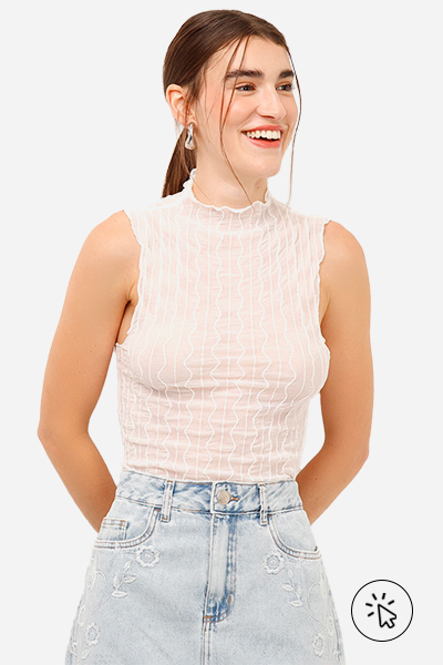 Modelo veste regata de tule texturizada off-white - looks com saia balonê - como usar saia balonê curta - o que é balonê