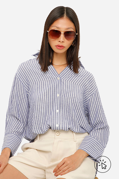 Modelo veste camisa oversized com linho listrada azul e off-white - looks com saia balonê - como usar saia balonê curta - o que é balonê