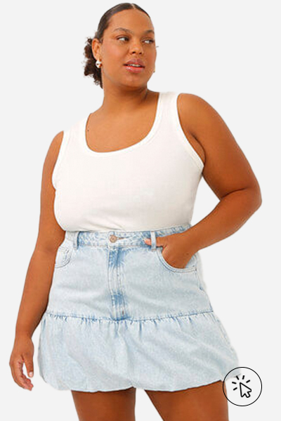 Modelo veste saia balonê jeans curta cintura alta plus size - looks com saia balonê - como usar saia balonê curta - o que é balonê