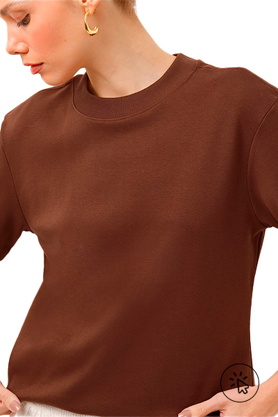 A imagem é somente do troco da modelo, que está usando uma camiseta marrom. - 7 estilos universais - quais são os 7 estilos universais - quem criou os 7 estilos universais - estilo casual - estilo esportivo