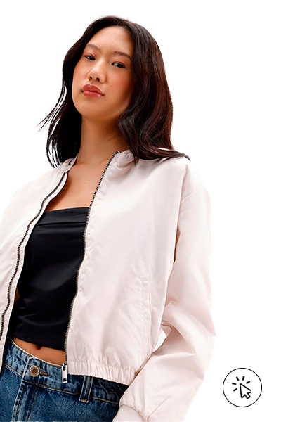 A modelo está usando uma blusa preta e uma jaqueta corta vendo por cima. - 7 estilos universais - quais são os 7 estilos universais - quem criou os 7 estilos universais - estilo casual - estilo esportivo